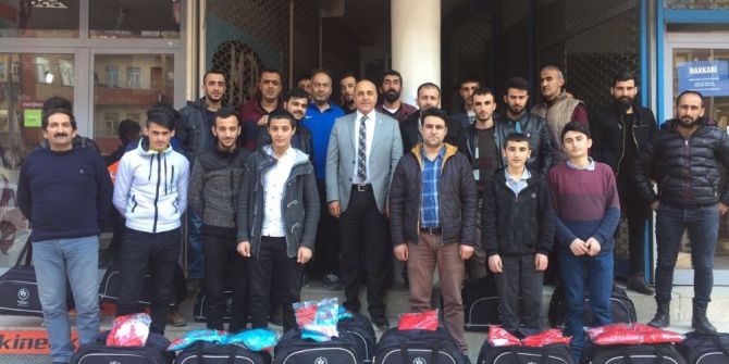 Hakkari’de 44 Takım, 800 Sporcuya Malzeme Desteği