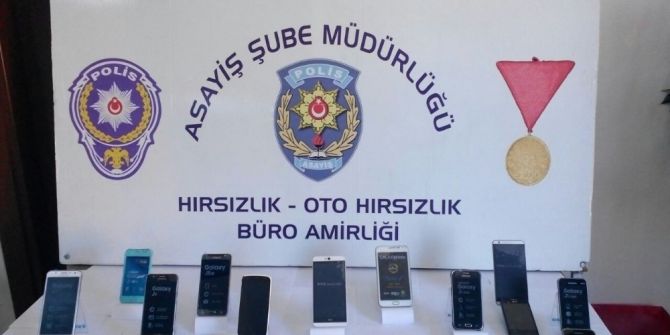 Çaldıkları Cep Telefonlarını Hayvan Dışkısına Saklamışlar