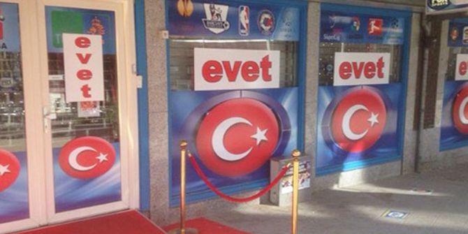 ‘Türk Bayrakları’ Ve ‘Evet’ Çıkartmaları Vitrinleri Süsledi