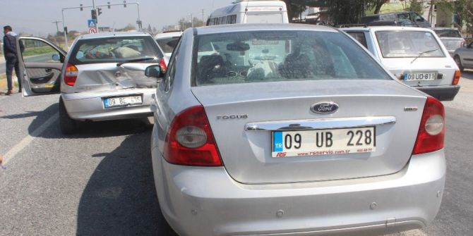 Aydın’da Kaza; Kırmızı Işıkta Araçlar Birbirine Girdi