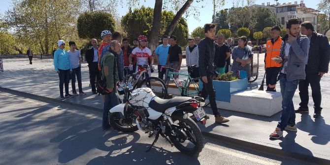 Milli Bisikletçiye Motosiklet Çarptı