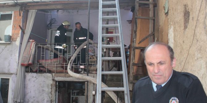 Tavşanlı’da Çıkan Yangında 2 Katlı Ev Küle Döndü