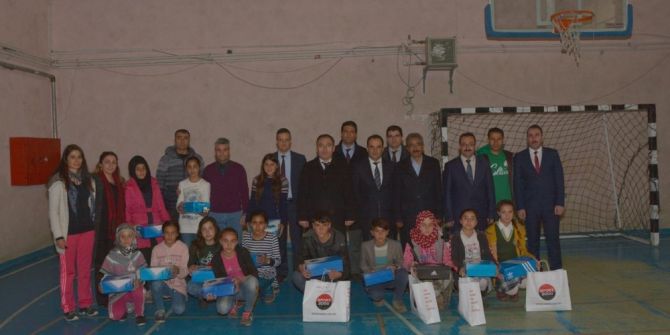 Çatak Belediyesin’den Öğrencilere Spor Malzemesi