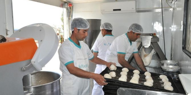 Akçakale’de İhtiyaç Sahibi Ailelere Günlük 6 Bin Ekmek Dağıtılıyor