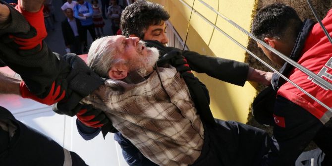 Damdan Boşluğa Düşen Yaşlı Adamı İtfaiye Kurtardı