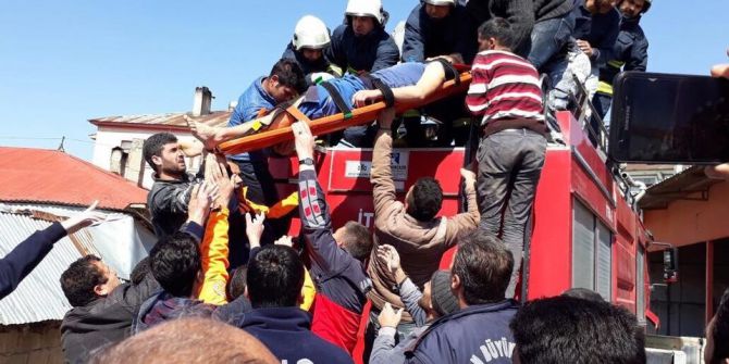 Van’da Elektrik Akımına Kapılan Genç Hastaneye Kaldırıldı