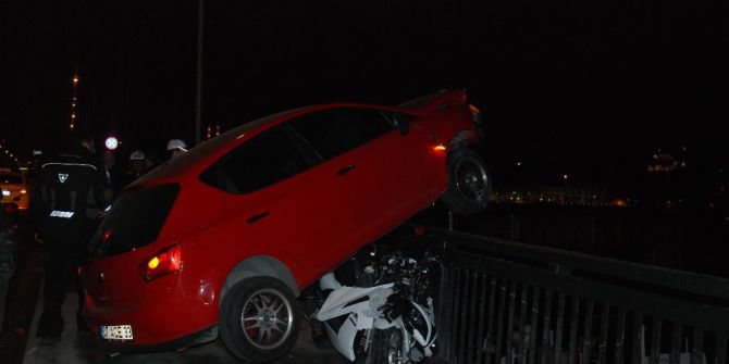 Direksiyon Hakimiyetini Kaybeden Bayan Sürücü Balık Tutan Vatandaşların Arasına Kaldı