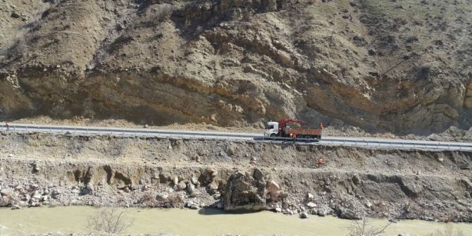 Hakkari-çukurca Karayolunda Bariyer Çalışması