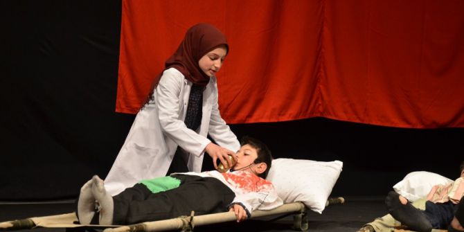 ’Bayrağın Gölgesinde’ Oyunu İzleyenleri Duygulandırdı