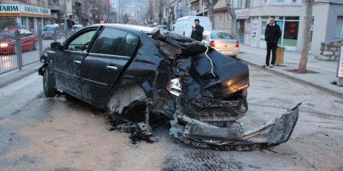 Ağacı Söküp Polis Otosuna Çarparak Durabildi