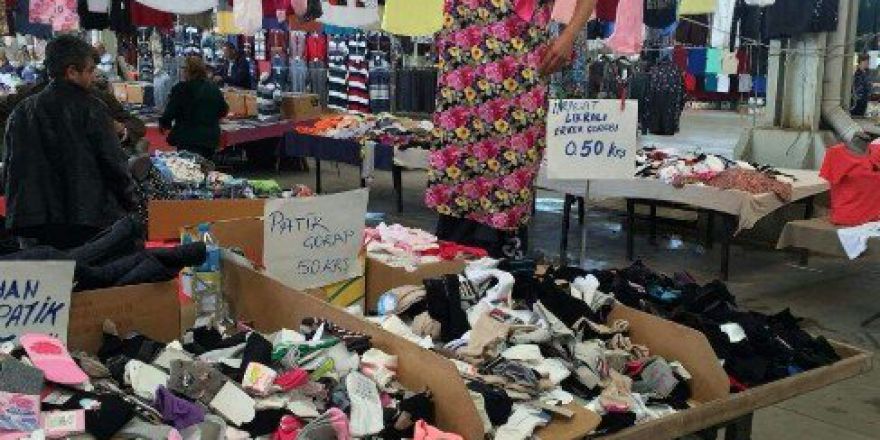 Sıra Dışı Giyimiyle Pazarda Dikkat Çekiyor