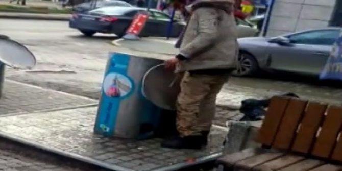 Bonzai İçen Suriyeli Deniz Zannederek Çöp Konteynerine Daldı