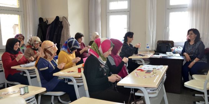 Anne Ve Çocuklar El Ele Eğitim Görüyor