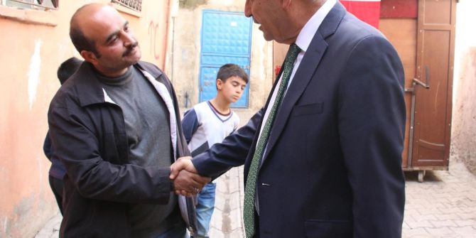 Bakan Çelik Gardıropta Yaşayan Aileye Sahip Çıktı