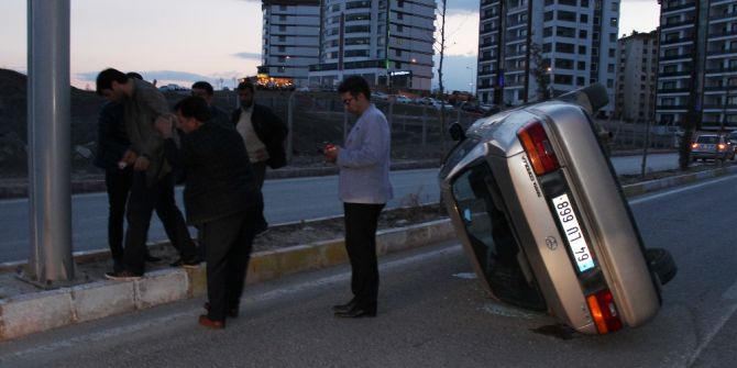 Devrilen Araçta Sıkışan Sürücüyü Vatandaşlar Kurtardı
