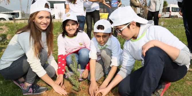 Üniversiteliler Fidanları Çocuklarla Birlikte Toprakla Buluşturdu