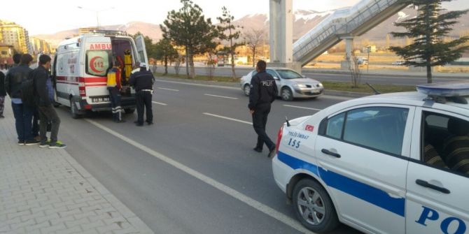 Otomobil Karşıya Geçmek İsteyen Genç Adama Çarpıp Kaçtı