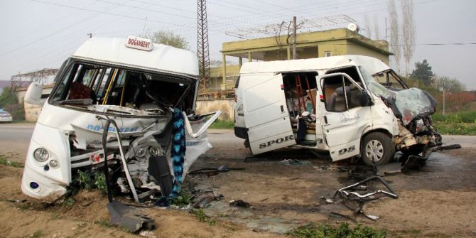 Minibüsler Çarpıştı: 1 Ölü, 18 Yaralı