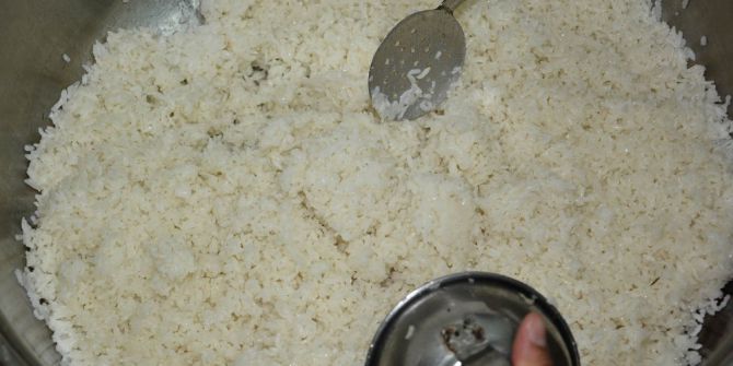 Vitrine ’Diplomalı Pilavcı’ Yazdı İşleri Açıldı