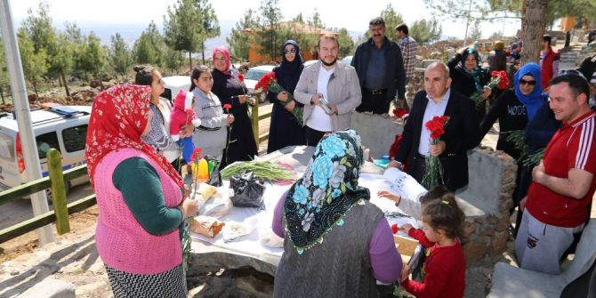 Başkan Kara Mesire Alanında Vatandaşlara Karanfil Dağıttı