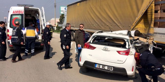 Otomobil Park Halindeki Tır’ın Altına Girdi