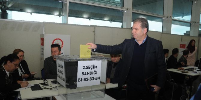 Atatürk Havalimanı’nda Referandum Oylaması Başladı