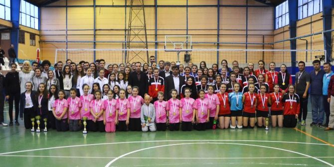Bozüyük Belediyesi İdman Yurdu Spor Voleybol Takımı Kupaları Topladı