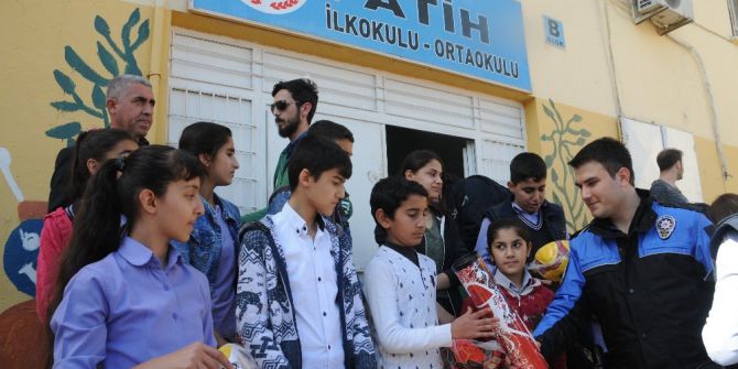 Cizre Polisinden Öğrencilere Hediye
