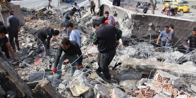 Yıkılan Binanın Demirleriyle Geçimlerini Sağlıyorlar