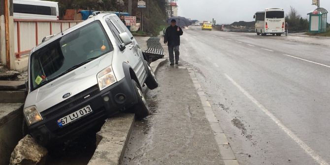 Ecel Direksiyon Başında Yakaladı
