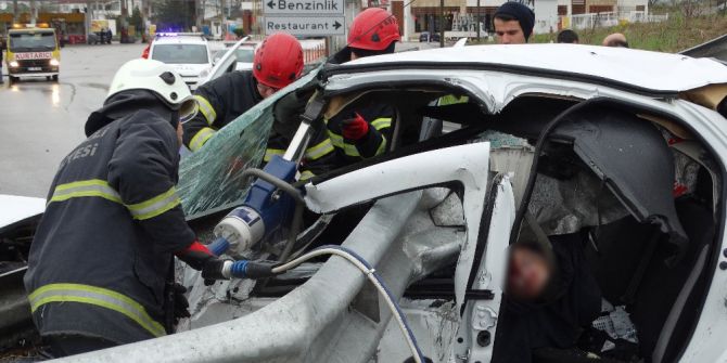 Tem Otoyolunda Otomobil Bariyerlere Ok Gibi Saplandı