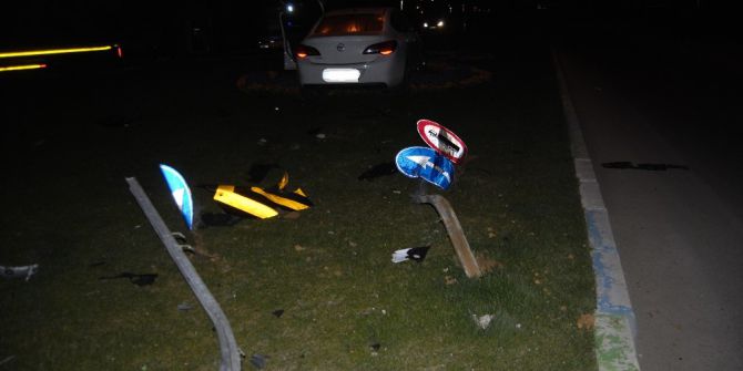 Otomobil Virajı Alamadı