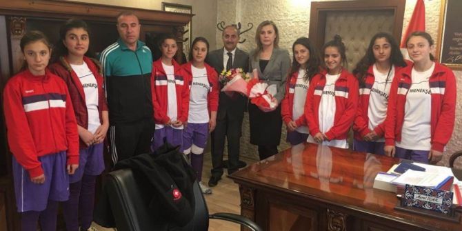 Kız Futbol Takımından Kaymakam Uçar’a Ziyaret