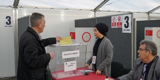 Köln’de Yaşayan Türk Vatandaşları Oylarını Kullanıyor