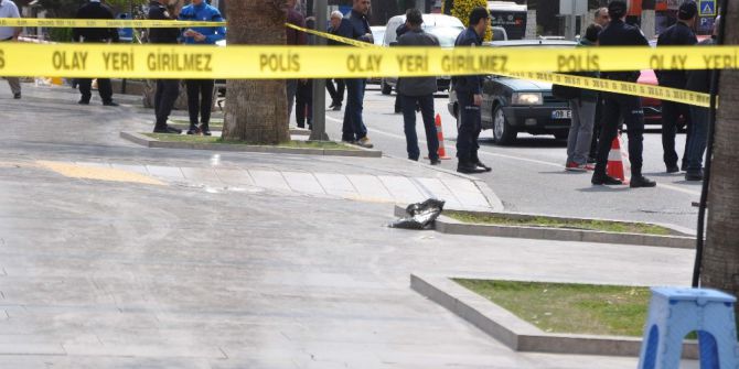 Kent Meydanına Bırakılan Şüpheli Poşet Korkuttu