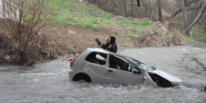 Dereye Uçan Kadın Sürücüyü Vatandaşlar Kurtardı