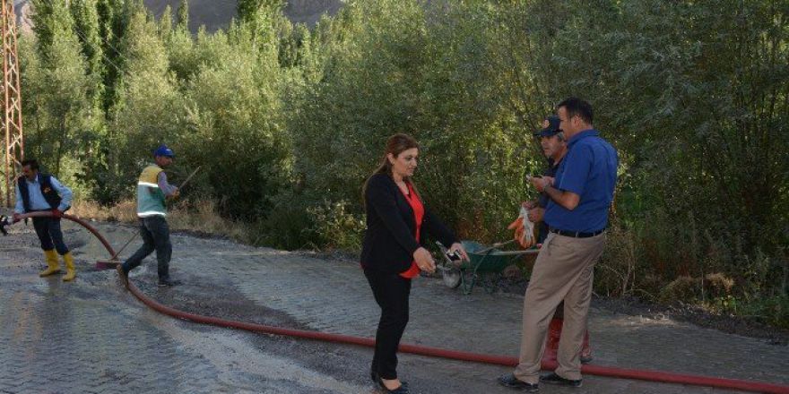 Belediyeden Yol Düzenleme Ve Temizlik Çalışması