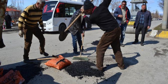 Muş’ta Bozulan Yollar Onarılıyor