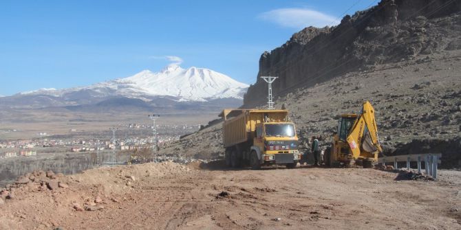 Güney Yukarı Mahallesi Yolu Genişliyor