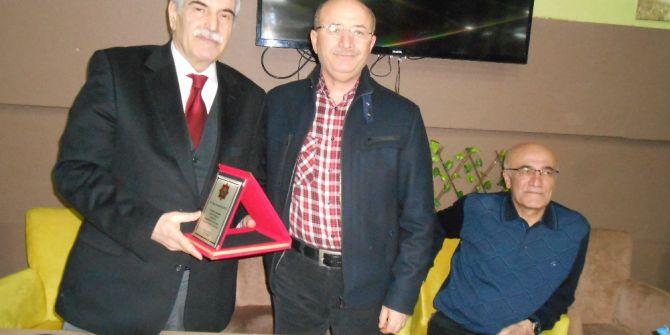 Emekliye Ayrılan Notere Veda Yemeği Ve Teşekkür Plaketi