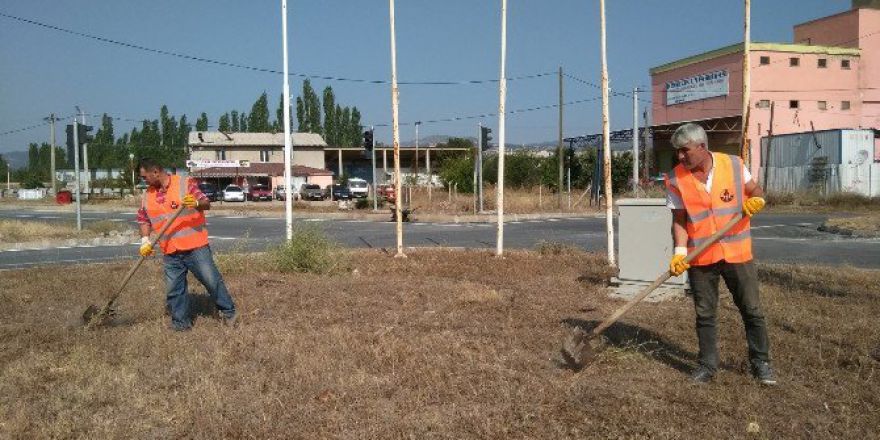 Karayolu Kenarları Çöplerden Temizleniyor