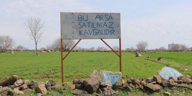 Tarla Satılmasın Diye Tabela Dikti