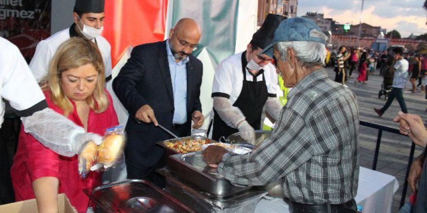 Serdar İnan, Taksim’de Demokrasi Nöbeti Tutanlara Her Akşam Ücretsiz Yemek Dağıtıyor