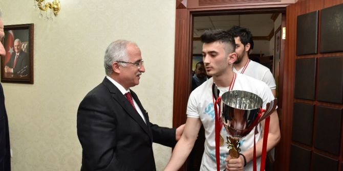 Vali Tuna Şampiyon Takımı Kabul Etti