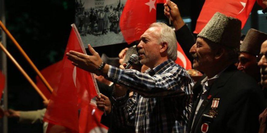 Başkan, Demokrasi Nöbetinin 13. Gününde Muharip Gaziler Derneği Üyeleriyle Sahneye Çıktı
