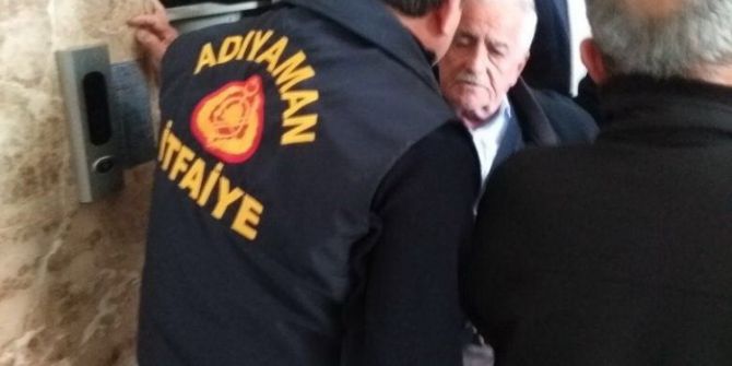 Asansörde Mahsur Kalan Adam Kurtarıldı