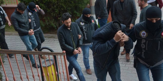 Evde Uyuşturucu Alemine Polis Baskını