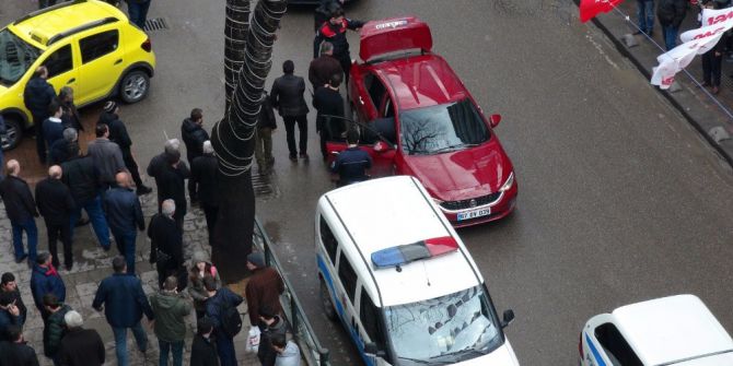 Şüphe Üzerine Durdurulan Araçtan Av Tüfeği Ve Tabanca Çıktı