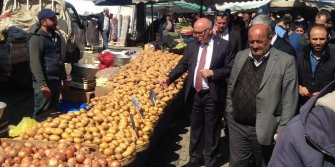 Başkan Eşkinat Pazar Esnafını Tezgahları Başında Ziyaret Etti