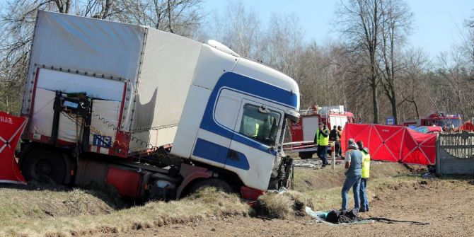 Polonya’da Kamyon Otobüsle Çarpıştı: 5 Ölü